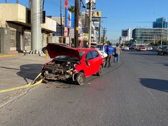El conductor identificado como Mario de 22 años fue trasladado por paramédicos de Cruz Roja hacia el hospital de zona. | Pamela Villanueva