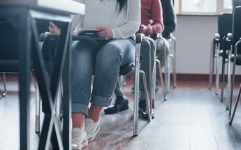 Estudiantes en un salón de clases / Freepik
