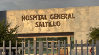 La mujer lesionada fue trasladada al Hospital General tras sufrir una caída dentro del panteón Santiago mientras visitaba la tumba de su madre.