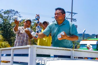 Personas adultas repartían bebidas alcohólicas durante la 'Gran Cabalgata', según se muestra en publicaciones de Facebook / Cortesía