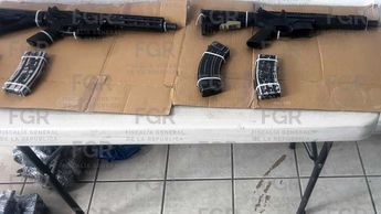 Localizan armas largas y chalecos tácticos dentro de un carro abandonado en Lagos de Moreno