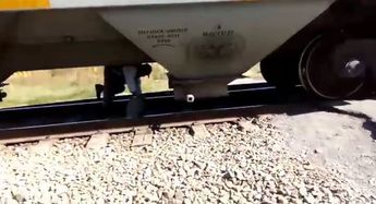 Vecinos aledaños a las vías cruzan a diario por debajo de trenes que se quedan parados. | Cortesía