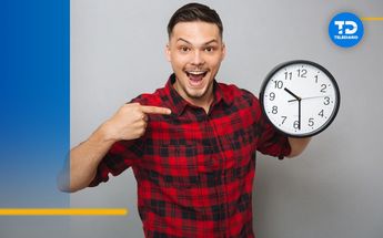 Hombre sosteniendo un reloj / Freepik