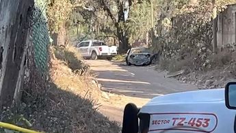 Bomberos sofocaron el incendio de un vehículo donde fue localizado un cadáver calcinado en Tlajomulco | Foto: Usi Toledo