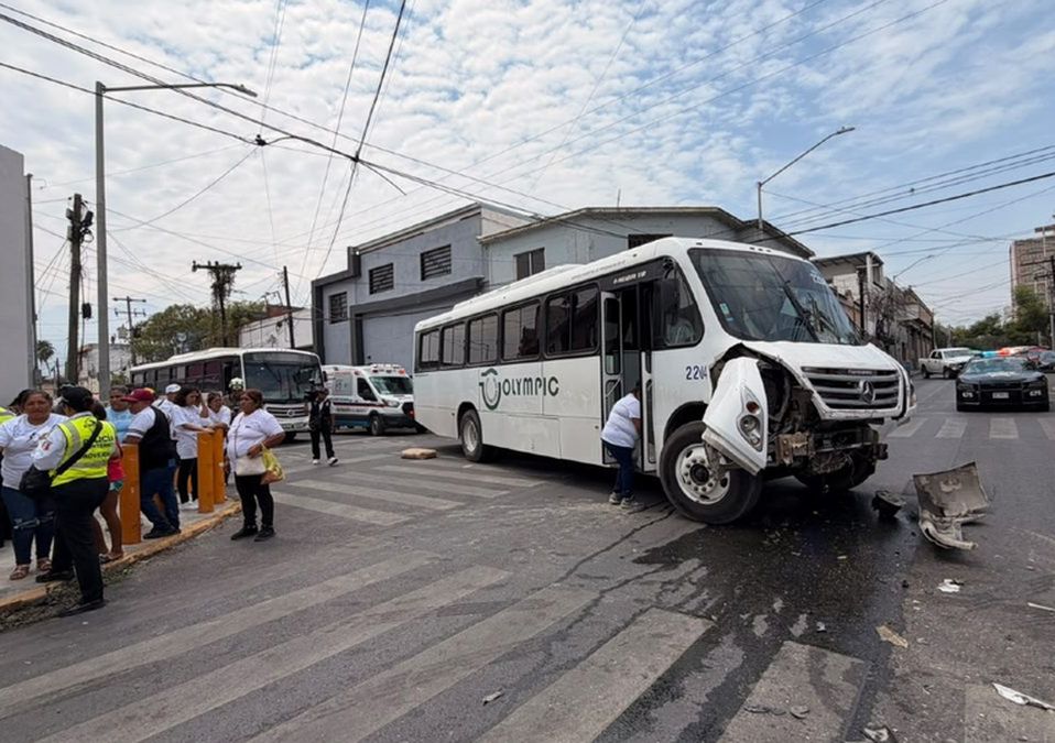 El camión de la ruta circulaba por José María Arteaga cuando fue impactado por la unidad de transporte de personal.
