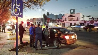 Paramédicos de la Secretaría de Salud del Gobierno de Nuevo León atendieron a las personas lesionadas. | Agustín Martínez
