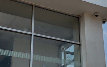 Algunos de los Impactos causaron daños a la institución bancaria | Alan Castellanos
