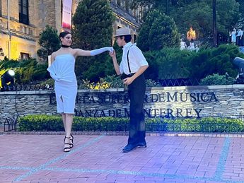 Alumnos bailando danzón. | Mayte Villasana