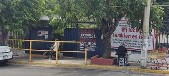 Así luce la fachada de la escuela por las protestas / Andrea Manzo