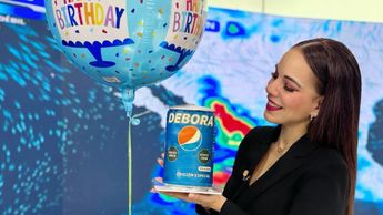 Conductores de Telediario festejan cumpleaños de Débora Estrella