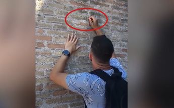 El turista extranjero que dañó los muros del Coliseo de Roma podría enfrentar hasta un año de cárcel / Especial