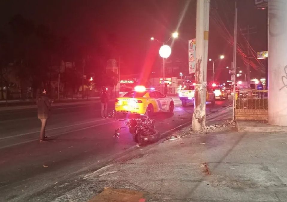 Choque en avenida Garza Sada deja un motociclista muerto
