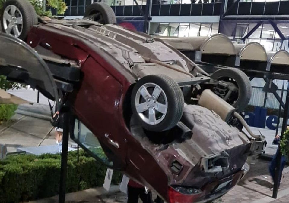 El auto quedó suspendido en un techo en forma de domos / Twitter: @MagdielSanchez0.