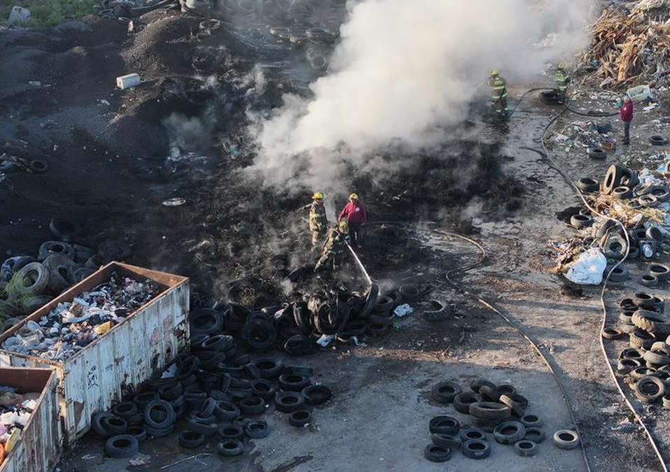 Elementos de Bomberos de Nuevo León y Protección Civil acudieron al lugar para combatir el incendio. | Omar Benavides