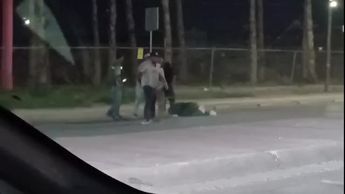 Hombre recibe golpiza en bar de Torreón tras ser señalado como presunto agresor sexual | VIDEO