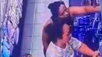 Cámaras captan a mujer robando una de cartera en tienda de Torreón