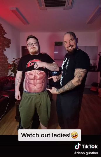 Dean Gunther tatuó el abdomen perfecto a uno de sus clientes
