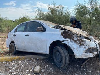 El auto terminó volcado a un costado de la carretera