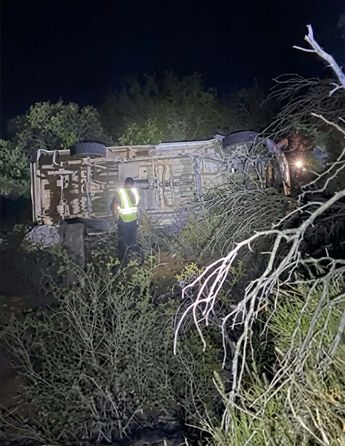 Una de las camionetas salió de la carpeta asfáltica y terminó volcada tras el impacto. | Jesús Villegas