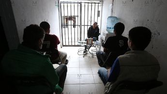 En sus instalaciones, ahora ruinosas, viven internados alrededor de 30 hombres de distintas edades y orígenes.