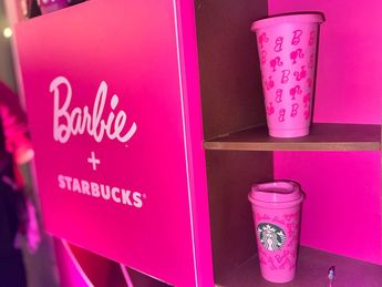 Vasos para bebidas frías y calientes de Starbucks y Barbie | César García