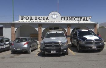 Un hombre y un joven fueron detenidos por elementos policiacos en posesión de artículos de dudosa procedencia.