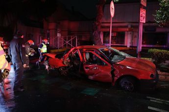 Dos personas quedaron prensadas en el automóvil/ Enrique Luna