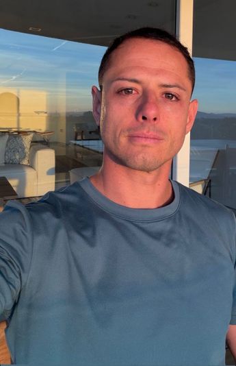 Chicharito explica que cuando una persona alcanza la cima, el público tiende a ver lo que desea. | Instagram @Ch14_