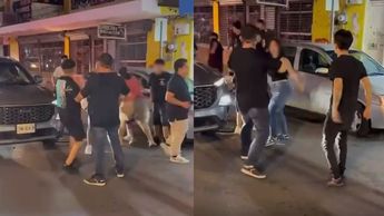 Captan a jóvenes peleando fuera de la Plaza de la Tecnología en Monterrey