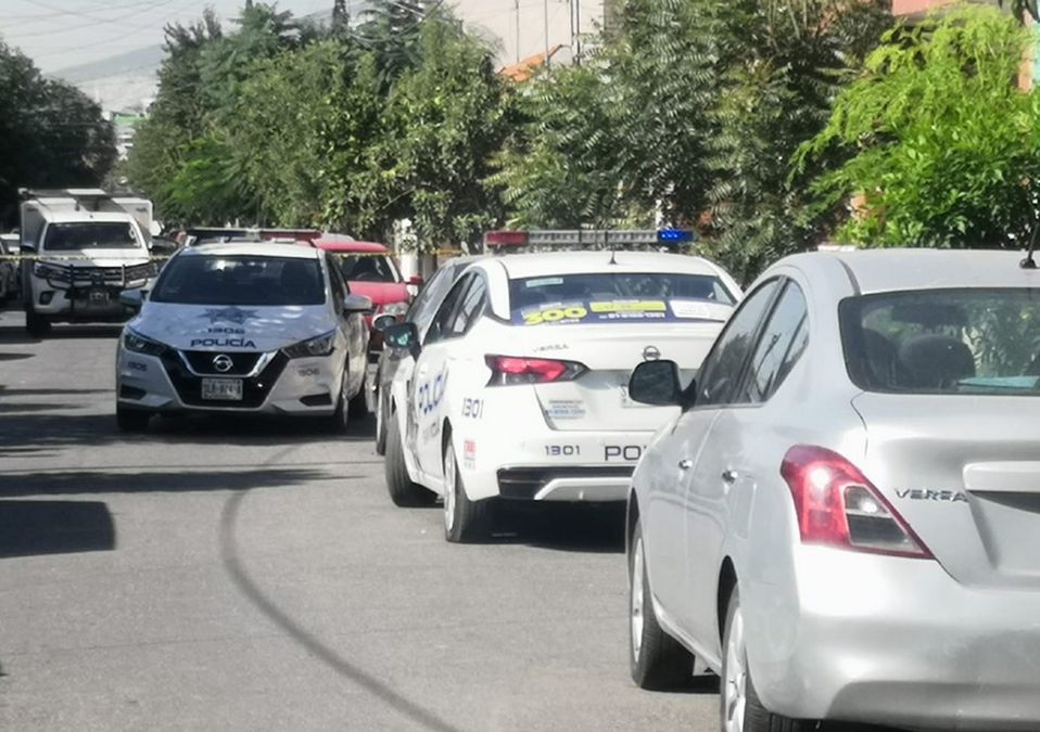 El joven estrelló la unidad media cuadra más adelante contra un vehículo que estaba estacionado. / Erik Rocha