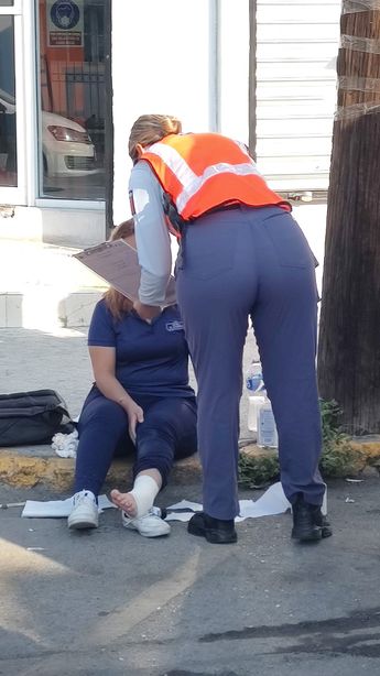 Paramédicos estatales atendieron a la mujer lesionada. | Agustín Martínez