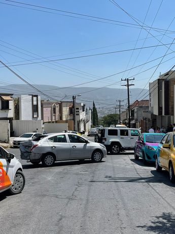 Al menos ocho automóviles resultaron dañados. | Cortesía