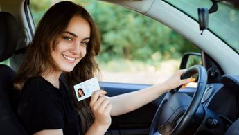Obtener la licencia de conducir significa haber aprobado un proceso en el que se comprueba que el conductor entiende las reglas de tránsito.