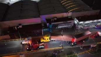 Debido al accidente del tráiler sobre el puente vehicular, el flujo se vio afectado en Naucalpan | Fernando Cruz
