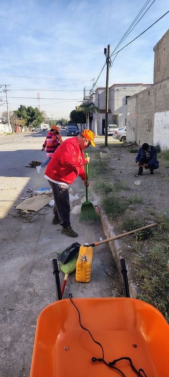 'Don barbacoa' limpiando el lugar donde tiró los residuos de su negocio.