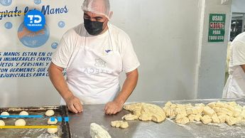 Panadero elaborando pan de muerto | Ángel Mercado