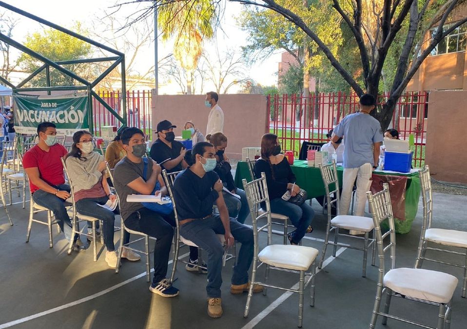 Aplican segunda dosis anticovid para mayores de 18 años en Apodaca 