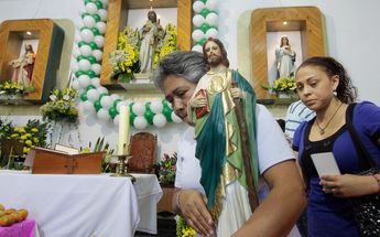 Devotos a San Judas Tadeo acuden a una iglesia a celebrar su día, el 28 de octubre / Agencia Enfoque