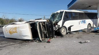 El camión de transporte de personal chocó contra tres vehículos en la gasolinera. | Especial