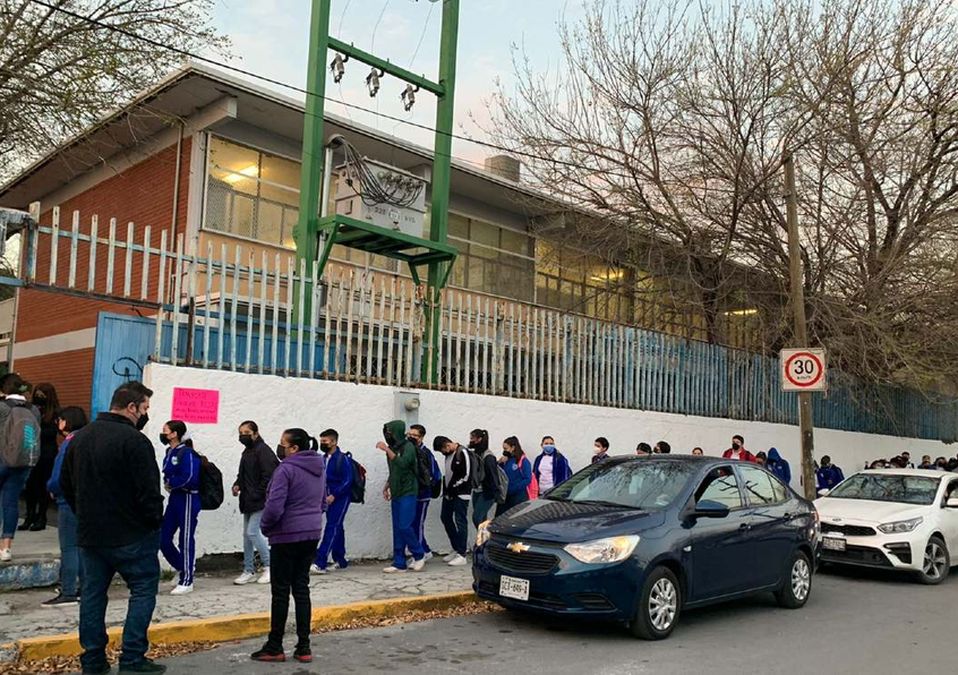 Afluencia de alumnos en secundaria en Monterrey. / Pedro Delgado
