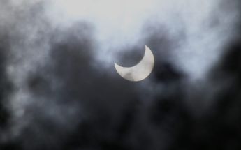 LUNA DURANTE ECLIPSE SOLAR 2023