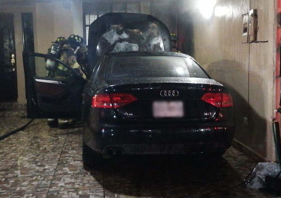 Incendio de auto dentro de vivienda en San Nicolás. | Cortesía