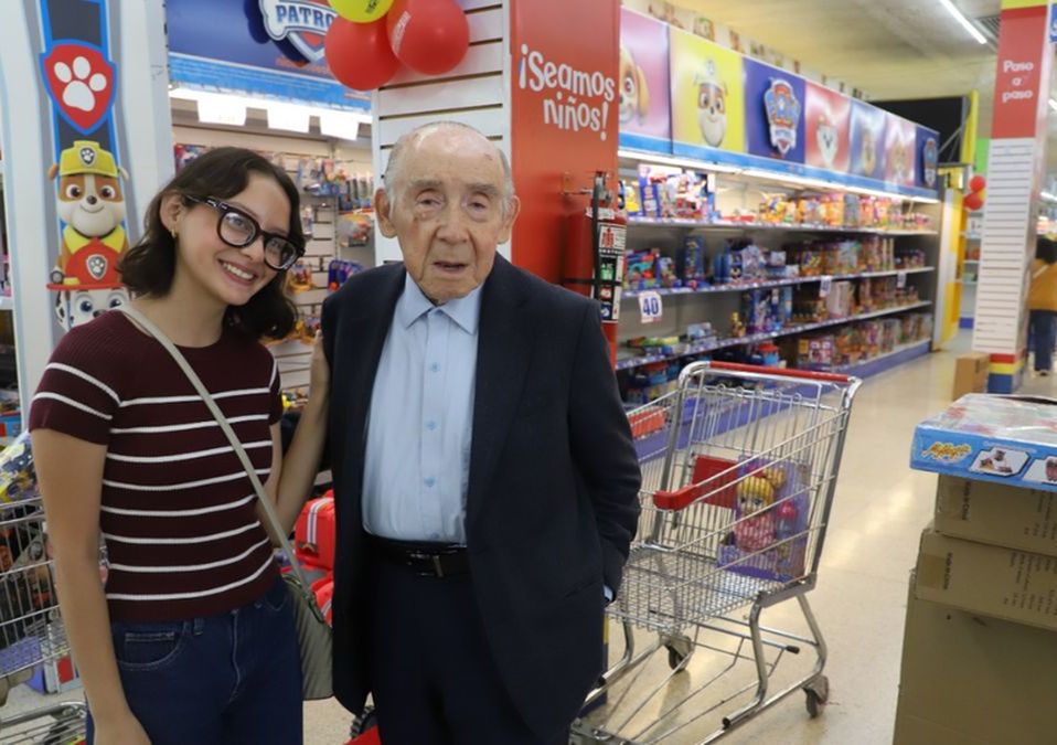 La despedida de la sucursal de Gonzalitos marca el fin de una era, pero la magia de Julio Cepeda seguirá viva en la memoria.| Roberto Alanís