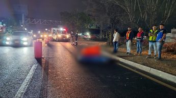 El hombre fue lanzado desde el carril derecho hasta el camellón central | Telediario