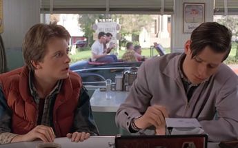 Marty (Michael J. Fox) se encuentra con su padre George McFly (Crispin Glover) / Universal