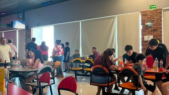 Regios celebran Día del Padre en boliche.| Gabriela Garza