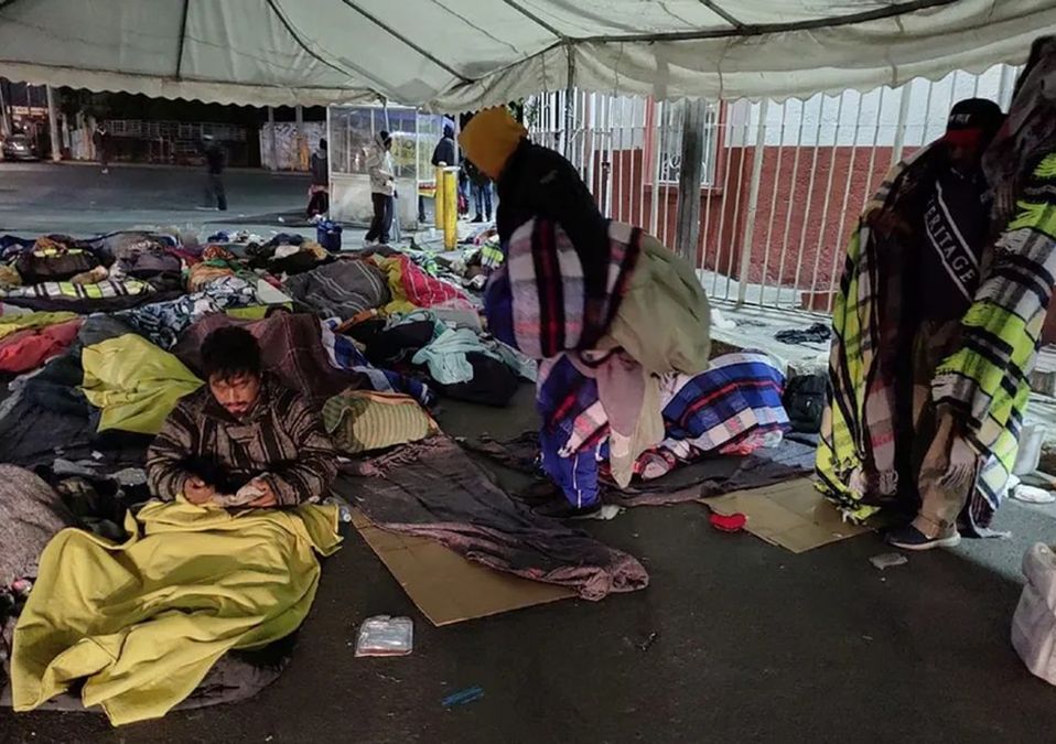 Rechazan ingresar a Casa INDI y duermen en la calle en pleno frío, en Monterrey