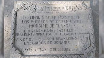 Placa conmemorativa de la amistad entre Tlaxcala y Ucrania / Especial