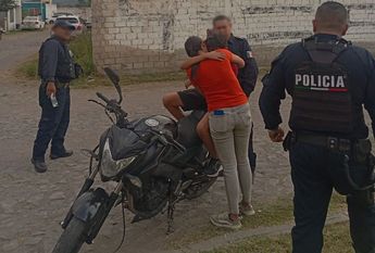 Madre e hijo junto con la Policía Municipal de Tlajomulco | Telediario