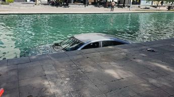 Carro cae al fondo del Paseo Santa Lucía. | Especial